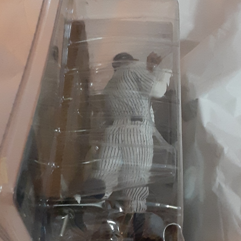 Babe Ruth statue #3 - Picture 5 of 8